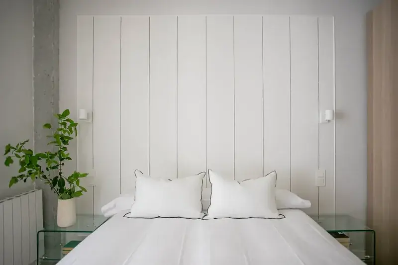 Dormitorio principal con armario vestidor integrado en la carpintería y textiles naturales, Zaragoza