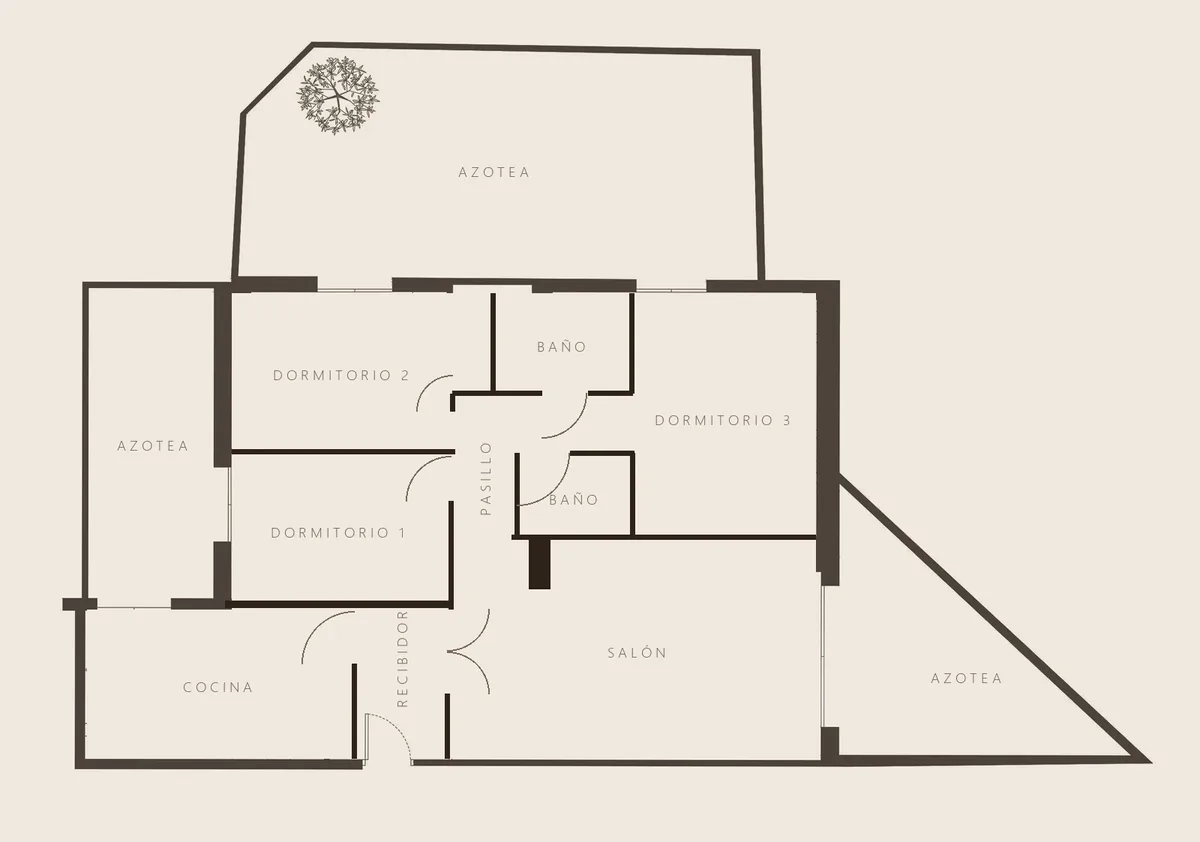 Plano de la vivienda antes de la reforma: cocina cerrada, recibidor, pasillo, salón, tres dormitorios y dos baños