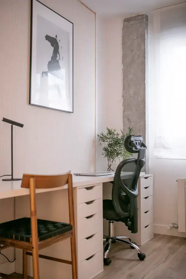 Estudio de trabajo con mobiliario funcional y luz natural