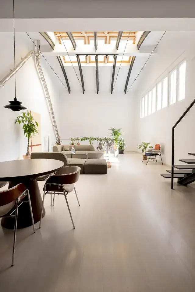 Salón bajo luz cenital en un local convertido en vivienda